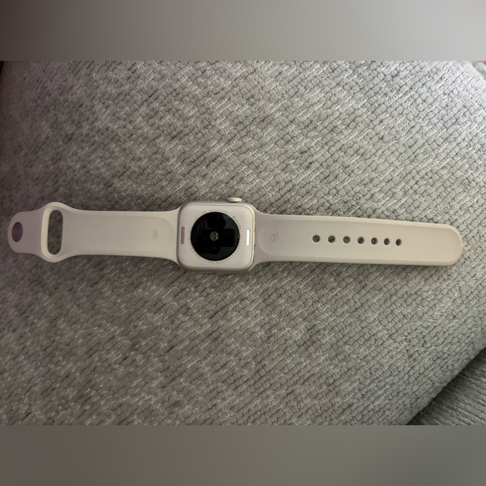 Apple Watch SE 3 [GPS 40mm] Smartwatch with Starlight Aluminum Case & Band - Picture 2 of 7